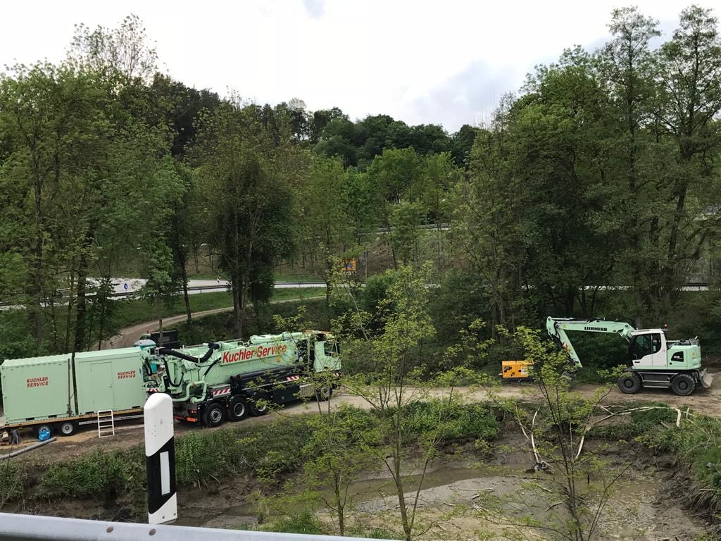 ausreichende Anzahl von Saugsattelfahrzeugen